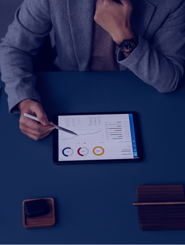 Which KPIs should be monitored to evaluate a SEO strategy?